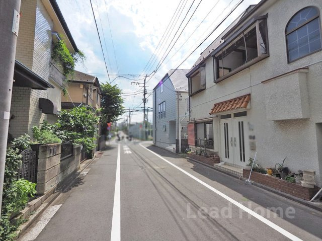 交通量が少なく落ち着いた雰囲気の前面道路です。お子様とのお出かけや毎日の通行も安心ですね♪