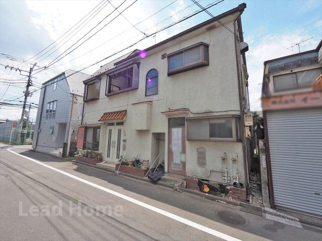 青空が広がる穏やかな周辺環境に位置する敷地です。日当たりや風通しの良さを実感していただけます！