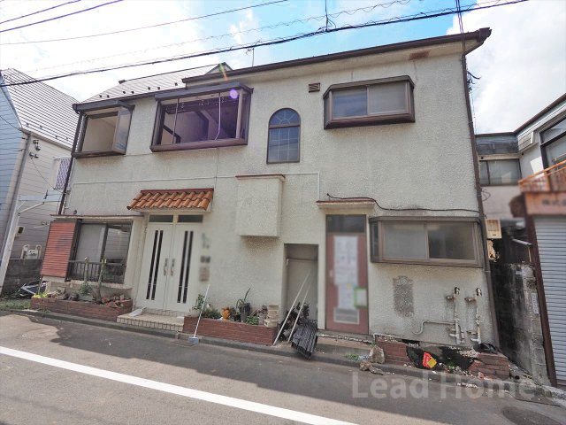ゆとりある間口で車の出入れもしやすい敷地です。自由なプランで理想の住まいづくりを進められます♪
