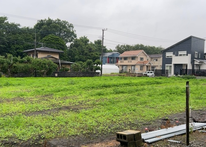 土地の面積＝住宅面積ではありません。建ぺい率の問題などで、土地のある場所によって住宅を建てられる面積は限られています。高さもしかり、「土地」という言葉の中には、建築条件も含まれると考えておきましょう。