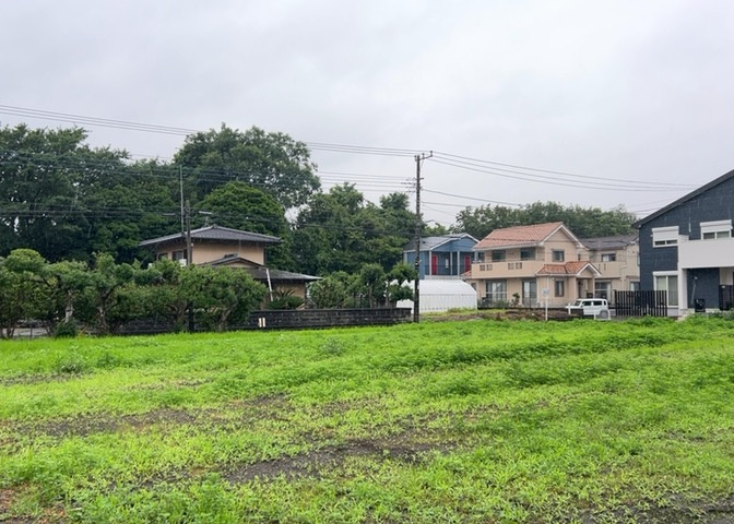 家を建てる場合、方位は要チェックです。現実的に日当たりのよい家ならばリビングは南側、建築基準法でも北側に当たる家への配慮は求められています。土地を見学に行く際は、方位磁針を持って行くようにしましょう。