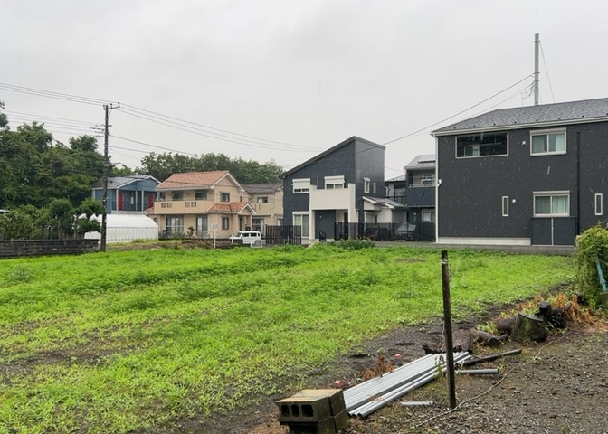 土地を買う際、住む地域の自治体や福祉の補助制度にも注目してみましょう。子供や老人の医療補助やゴミ出しのルールなど、自治体によってルールに大きな違いがあるため、暮らしやすい土地で判断するとよいでしょう。
