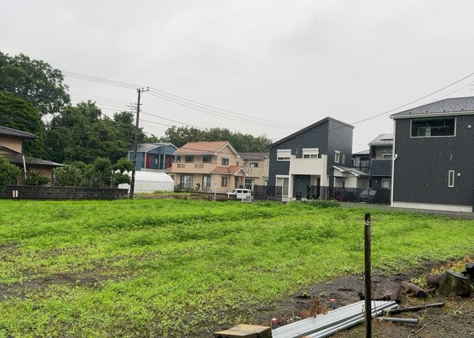 土地の前の道路に消火栓が設置されていることがあります。この場合、道路交通法第45条第1項により、駐車禁止の場所が指定されています。そのため、車庫などの駐車スペースをつくることができない場合があります。