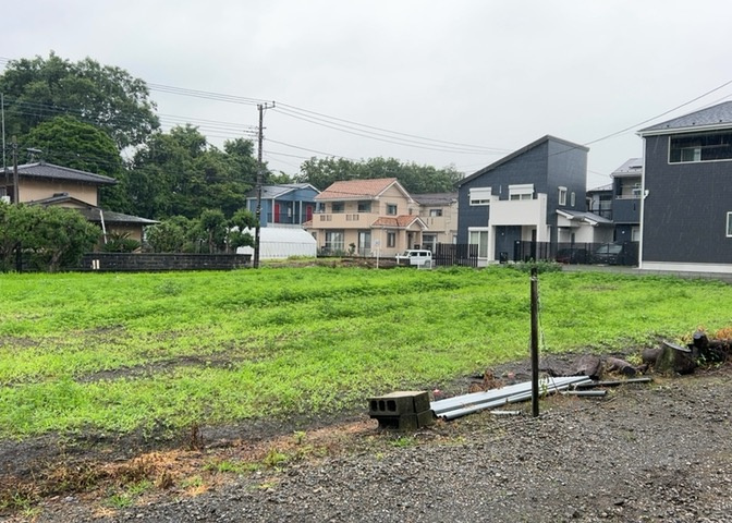 現地に行くなら、物件の周囲の地形がどうなっているかを見ることも大切です。周辺より低くなっている土地では、大雨などで水が集まりやすいため、地盤が弱くなっているということも考えられるため、注意が必要です。
