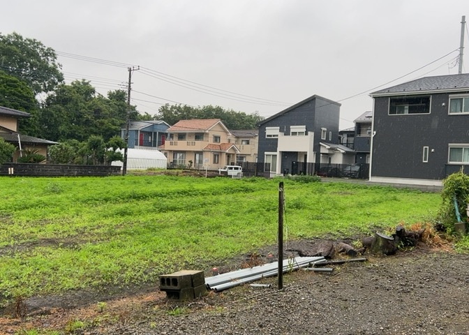 土地購入を検討されている場合、境界杭がない状態で購入してしまうと境界確定測量をする必要があり、費用がかかります。購入の前に、売主、隣土地所有者立ち合いのもと境界を確定し境界杭を設置するのがベストです。