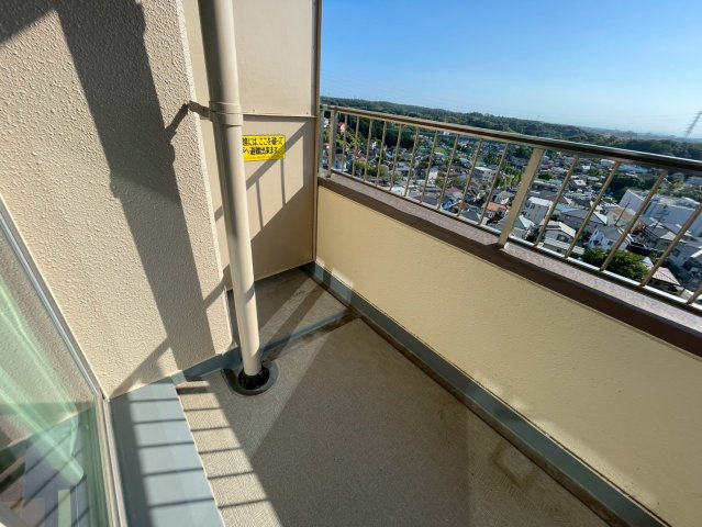 12階の南面バルコニーは前面に視界を遮る建物がなく、空の広がりを身近に感じられます