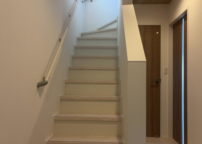 建物の上下階の通路である階段は、その位置によって動線や室内の印象が大きく左右されます。手摺にも重要な役割があり、転倒の防止・歩行や動作を円滑にして日常生活を支えることを主な目的として設置されています。