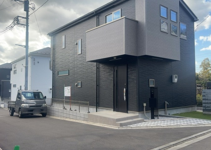 住宅用の土地では前面道路に2m以上接していなければならないと法律で定められています。しかし、お持ちの車のサイズやライフスタイルなどにより、2mでは利便が悪い場合もございますので、事前に確認しましょう。