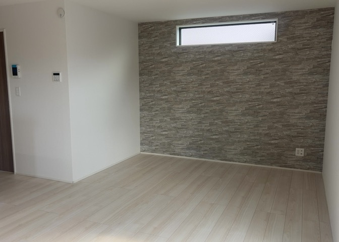 L型アイランドタイプは、キッチンからダイニングにもリビングにも目が行き届くので、とても使いやすい配置です。L字型独立タイプは、キッチンを独立させてるためLDKというよりもLDといった様なイメージです。