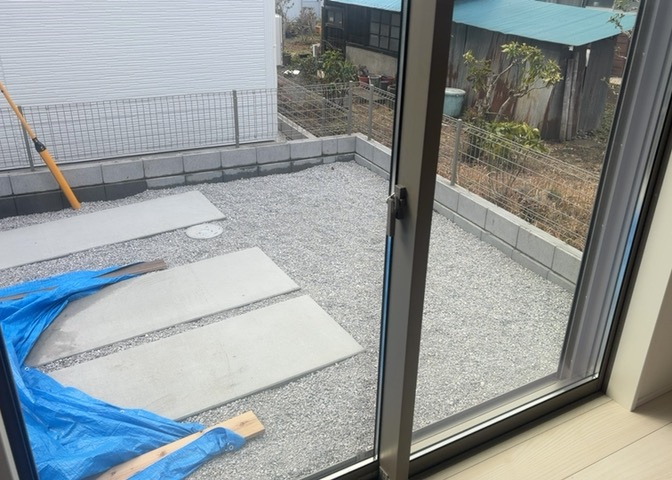 サッシとは、ガラス窓に使用される金属製の窓枠のことです。一般的に住宅建築では、金属製建具工事の段階で備え付けるもので、ガラス類や玄関、バスルームのスチール製のドアなどと同じタイミングで工事を行います。