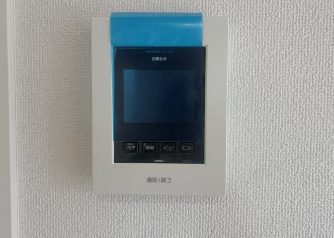 モニターで来訪者を確認して、目的が分からない場合はインターホンを通じて室内から会話することができます。怪しいと感じた場合はインターホン越しにお帰りいただくことができるので、直接会うことがなく安全です。