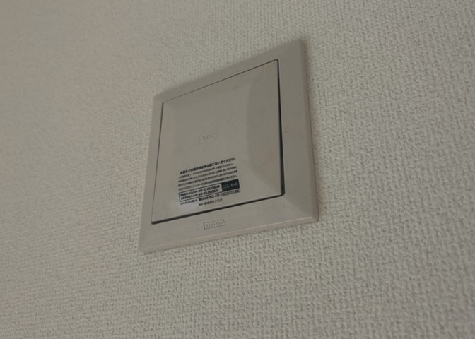 1日中建物内の換気が行われるように設計された仕組みです。気密性の高い住宅は、家に籠った空気でシックハウス症候群になる可能性がありますが、24時間換気システムであれば計画的な換気で対策が可能です。