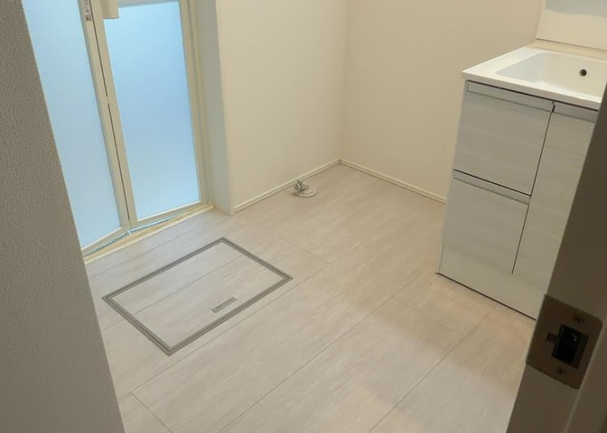多くの戸建て住宅で見かける洗面脱衣所は、洗面台と洗濯機が2畳ほどのスペースに並べられていて、洗面所が脱衣所を兼ね備えている間取りが一般的です。お客様が利用することもある、パブリックな空間でもあります。