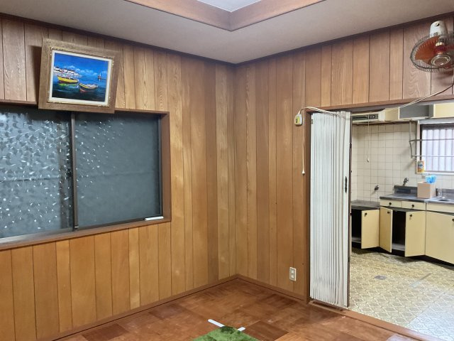キッチンから続く洋室です。リビングとしてお使いいただけます。