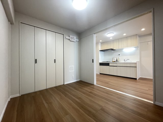 ダブルサイズのベッドを置いても、余裕がある広さです。　