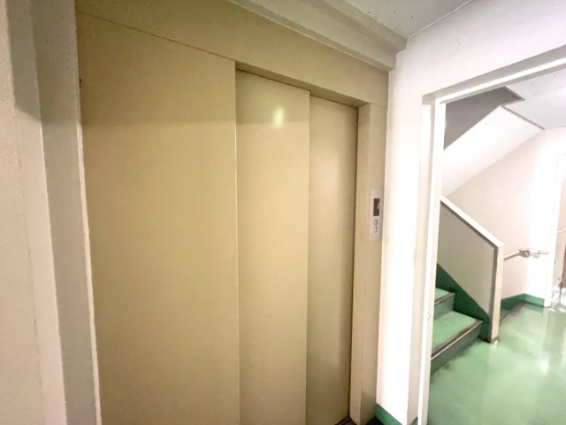 重たい荷物を持っていても、エレベーターがあれば安心です。　