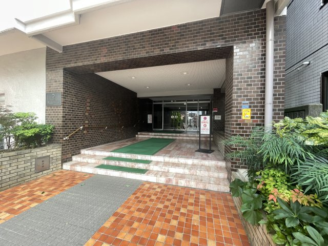 明るく広々としたエントランスが迎えてくれます。　