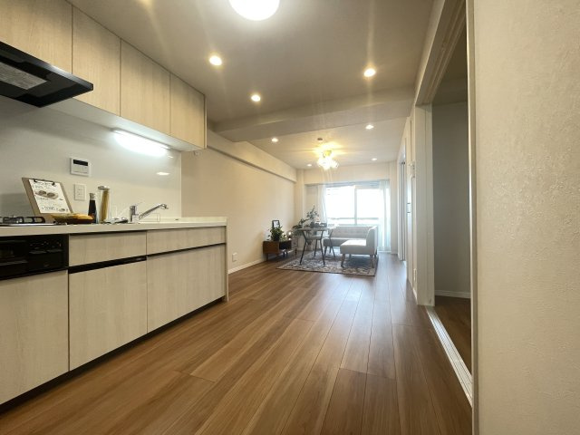 広々としたLDKは、隣接するお部屋の扉を開けて、さらに解放感ある空間に。　