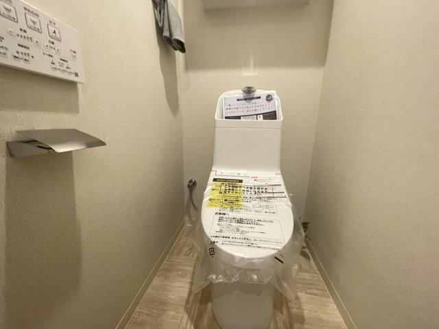 温水洗浄便座付きの清潔感あるトイレは、落ち着いた空間に。　