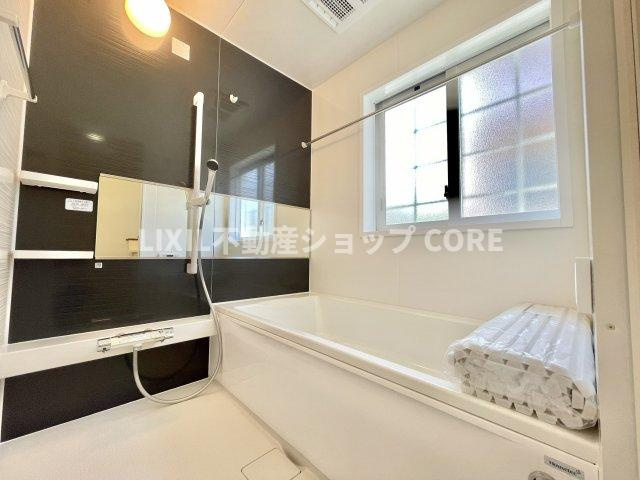 ゆったり入れる一坪バス。足を伸ばして入れるサイズは一日の疲れを癒すのに嬉しい広さですね。　