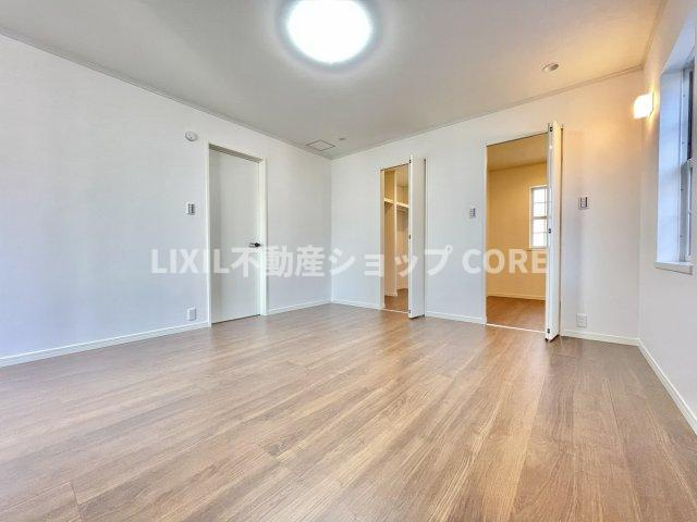 床材や建具は家具にも合わせやすい落ち着いた色合いになっております　