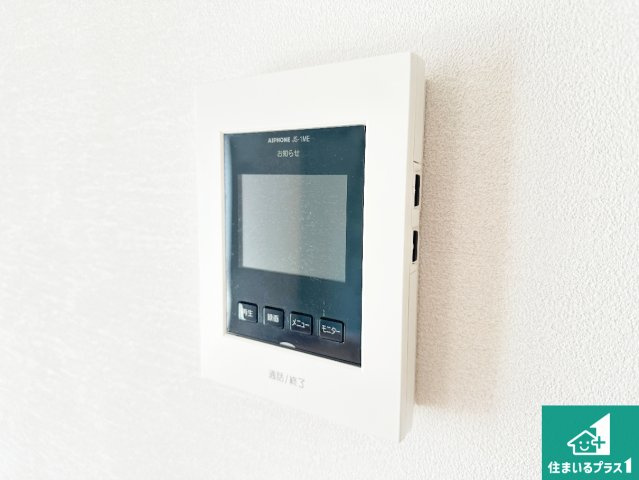 カラーモニターインターホン！声だけでなく来訪者の姿や顔がモニターで確認できるので、小さなお子様がいらっしゃるご家庭でも安心できます！