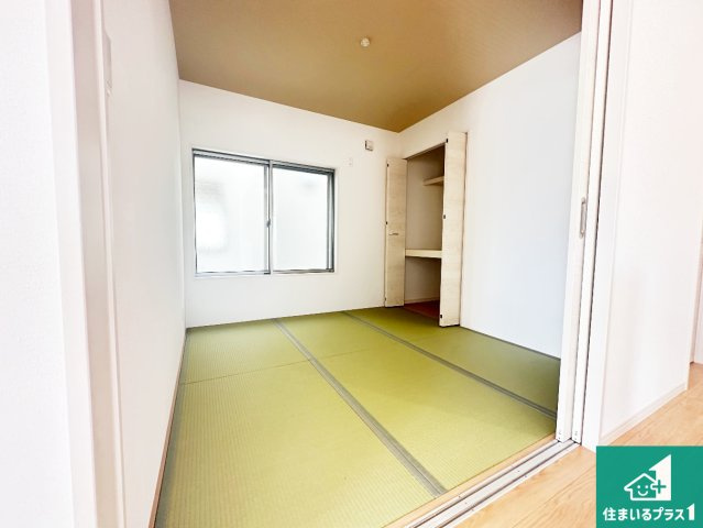 一室あると便利な和室は客間としてだけでなく、小さなお子様のプレイルームや食後のくつろぎスペースとしてもご利用いただけます。収納もついていますので大活躍間違いなし！