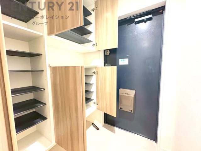 大きな玄関収納付きの玄関です　家族皆様の履物をしっかり収納できます　