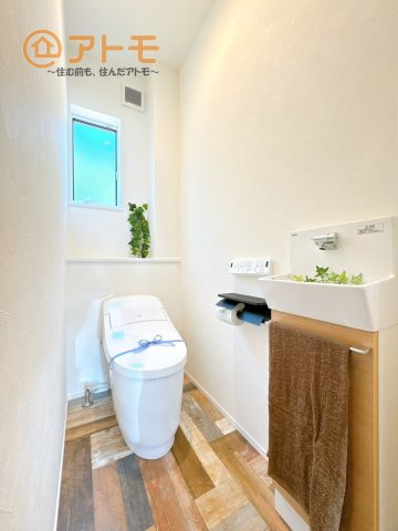 窓があり換気もすぐにできる、清潔感のあるトイレです♪