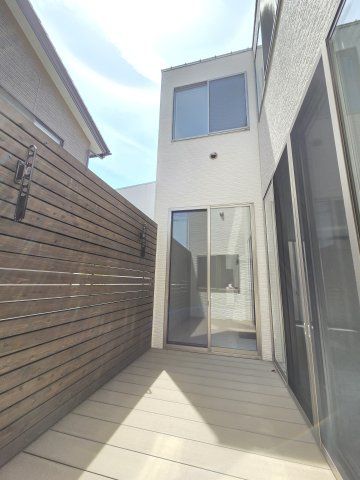 ウッドデッキ付きの中庭です！街中ですが、プライベートを確保できる屋外空間があり嬉しいですね♪特に午前中の日当たりは◎?