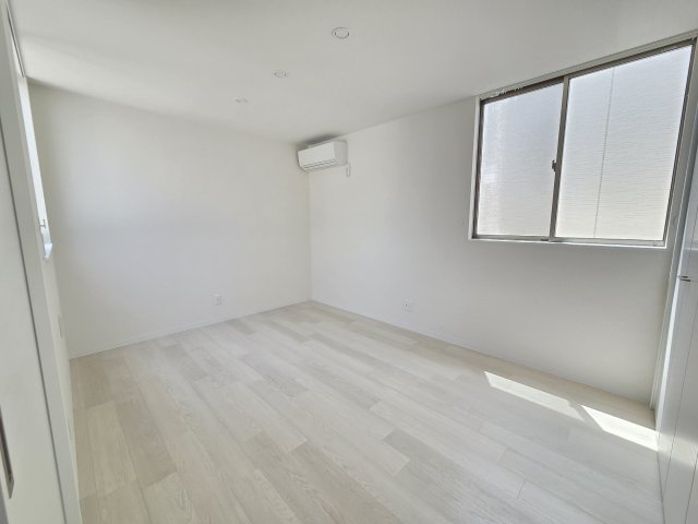 南側6帖の洋室です。南と北の2面採光です！