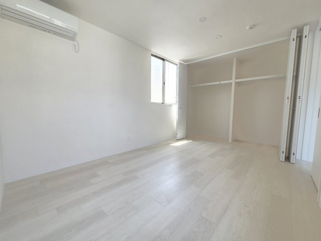 南側6帖の洋室の収納は1.5帖分の広々クローゼット！たくさん収納出来ますね！