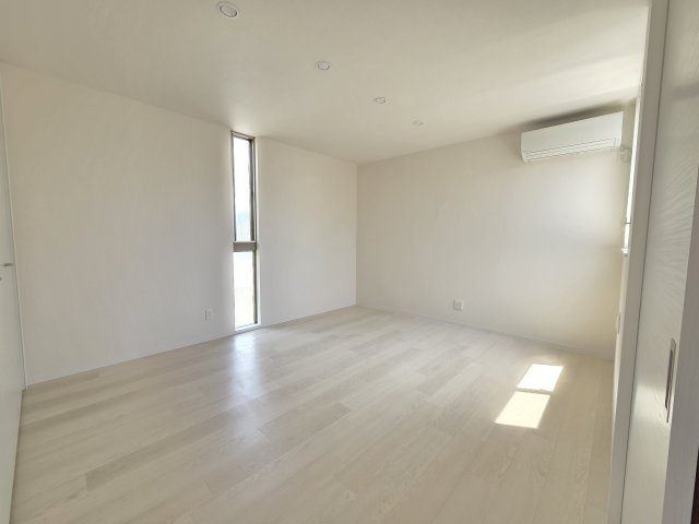 北側7帖の洋室です。北側と言えど吹抜けに面しており南側に窓があり明るい空間です！次の写真でお確かめください！