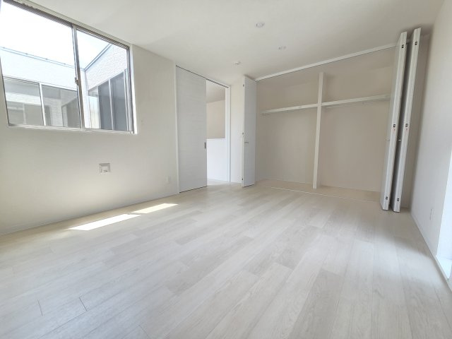 北側7帖の洋室です。南側にも窓があるので明るいです！収納は広々1.5帖サイズのクローゼット！