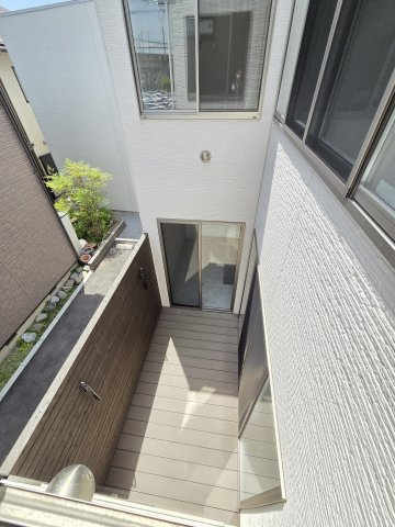 2階の窓からの中庭の様子です。