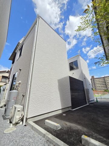 南東からの外観です。