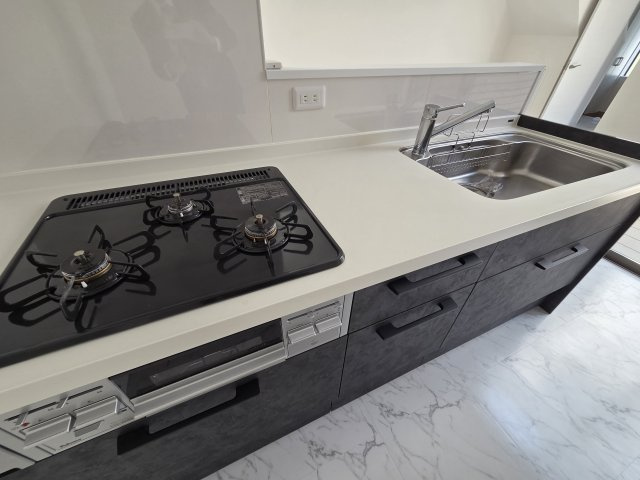 キッチン設備です。三口コンロなので家事効率も◎！