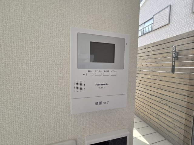 カラーTVモニター付きのドアホンがついています。お子様やご高齢の方がお留守番の時でも安心です！