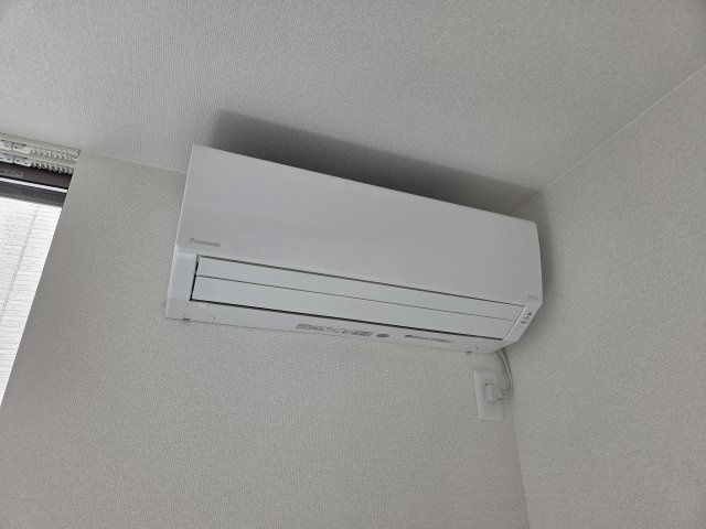 リビングと2階の洋室2部屋にはエアコンが付いているのが嬉しいポイント♪初期費用を抑えられますね！