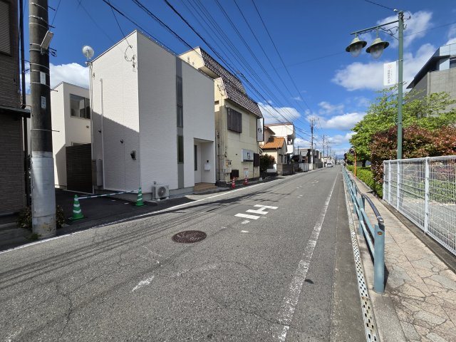 北側前面道路は幅員約7.4ｍと広々！駐車もしやすいです！