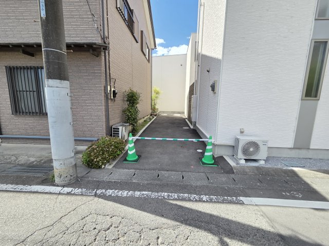 駐車は建物東側に縦列2台可能です！