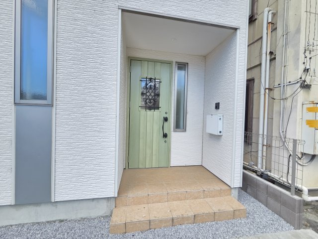 淡い緑色のかわいらしい玄関♪TVモニタードアホン付きなので防犯面も安心です！