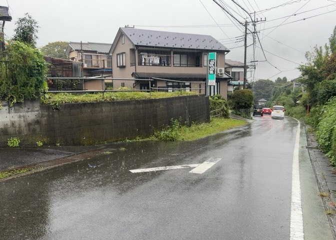 土地の形が極端に長細かったり、狭小地、あるいは道路との高低差がある傾斜地だった場合、後々売ろうとしても買い手がつかない場合もあります。後々、売却することになった時に価値の下がらない土地を選びましょう。