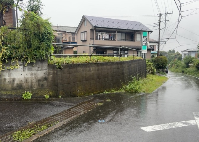土地の面積＝住宅面積ではありません。建ぺい率の問題などで、土地のある場所によって住宅を建てられる面積は限られています。高さもしかり、「土地」という言葉の中には、建築条件も含まれると考えておきましょう。