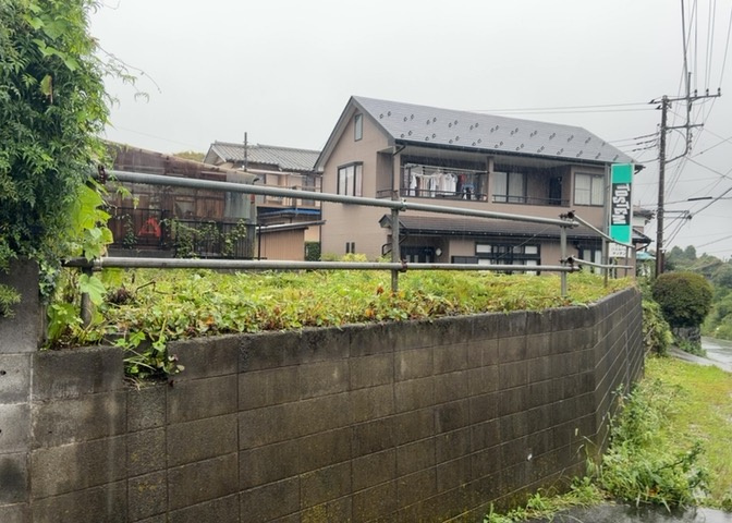 家を建てる場合、方位は要チェックです。現実的に日当たりのよい家ならばリビングは南側、建築基準法でも北側に当たる家への配慮は求められています。土地を見学に行く際は、方位磁針を持って行くようにしましょう。