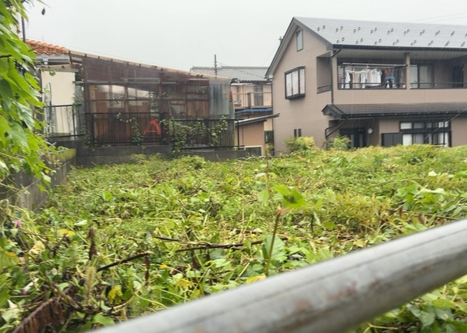 土地を買う際、住む地域の自治体や福祉の補助制度にも注目してみましょう。子供や老人の医療補助やゴミ出しのルールなど、自治体によってルールに大きな違いがあるため、暮らしやすい土地で判断するとよいでしょう。