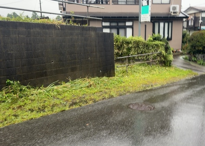 土地の前の道路に消火栓が設置されていることがあります。この場合、道路交通法第45条第1項により、駐車禁止の場所が指定されています。そのため、車庫などの駐車スペースをつくることができない場合があります。