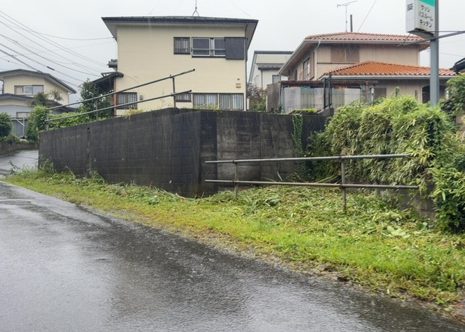 現地に行くなら、物件の周囲の地形がどうなっているかを見ることも大切です。周辺より低くなっている土地では、大雨などで水が集まりやすいため、地盤が弱くなっているということも考えられるため、注意が必要です。