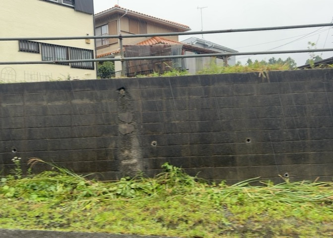 土地購入を検討されている場合、境界杭がない状態で購入してしまうと境界確定測量をする必要があり、費用がかかります。購入の前に、売主、隣土地所有者立ち合いのもと境界を確定し境界杭を設置するのがベストです。