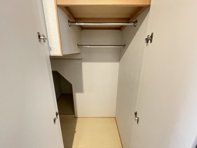 階段下収納もございます。スペースを有効活用！